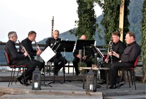 ON Vrh Hudičeve skale Vrbovca so izvedli koncert člani Slovenskega seksteta klarinetov F Jože Miklavc   IMG_0630 (2)